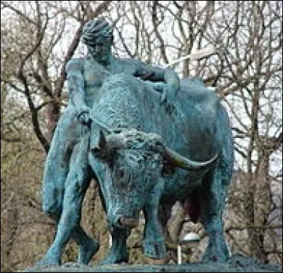 Le Dompteur de taureau est une sculpture de Léon Mignon qui a obtenu une médaille d'or au salon de Paris de 1880.
Li Tore, comme on l'appelle dans ma ville natale, est devenu indissociable du folklore estudiantin.
Dans quelle ville belge se trouve cette statue ?