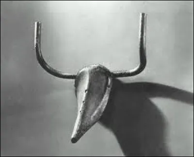 Qui a réalisé cette tête de taureau avec un guidon et une selle de vélo ?