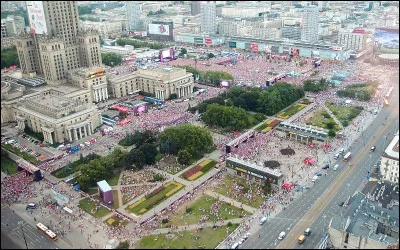 Quelle est la plus grande place d'Europe avec ses 240 000 m2 ?