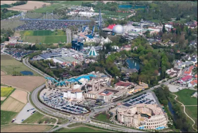 Quel est le plus grand parc d'attraction d'Europe avec ses 59 attractions réparties sur 95 hectares ?