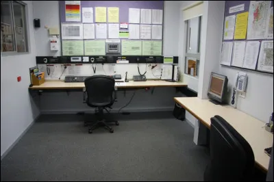 En premier lieu, c'est ici que nous recevons les appels du centre d'urgence pour un sauvetage. Dans ce standard, combien de chaises voyez-vous ?