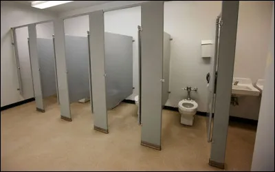 De combien de toilettes dispose notre caserne ?