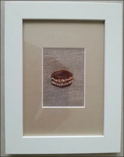 Comment appelle-t-on une moulure fixée sur le bord d'un cadre pour mettre le tableau en valeur ?