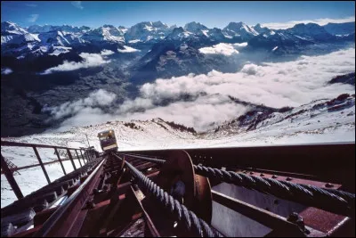 Voici, parait-il, l'escalier le plus long du monde, avec ses ... marches ! Où peut-on le voir, à défaut de l'emprunter ?