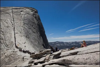 Ne dirait-on pas une procession de fourmis ? Il est vrai que ça se bouscule pour monter sur le « Demi-Dôme » du Parc National de ... (Complétez !)