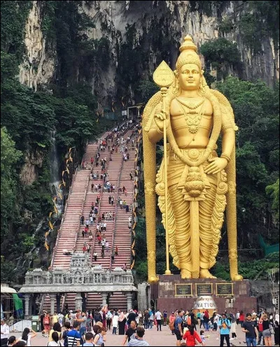 Il s'agit tout bonnement du plus grand sanctuaire hindou hors d'Inde... Cela explique sûrement les 5 000 pèlerins qui, chaque jour, tentent d'escalader les 272 marches de ... (Complétez !)