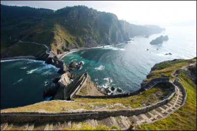 Il faut vraiment droit dans ses basques pour parcourir cet escalier de 231 marche en bord de mer. À moins de se croire dans « ... ». Mais en réalité, vous êtes bien à ...
