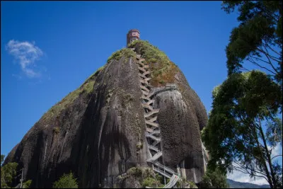 Le « Peñón de Guatapé » (Colombie), fait 4,6 millions de m3. Sachant que sa densité est d'environ 2.5, on a estimé son poids à ... de tonnes. Comment traduire le terme « peñón » ?