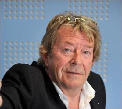 Il s'était fait connaître du grand public pour ses biographies de Victor Hugo et de Claude Monet mais aussi par ses chroniques dans l'émission Secret d'Histoire. Qui est ce grand écrivain français surnommé par ses amis "le magicien de l'histoire" qui avait adopté la Normandie et qui la racontait si bien ?