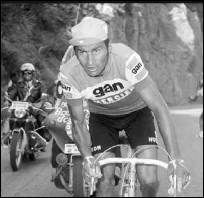 Huit fois sur le podium du Tour de France et 189 courses à son palmarès, Raymond Poulidor n'a jamais remporté le maillot jaune, mais il restera "Poupou" dans le cœur des Français pour sa simplicité. Combien de Tour de France a-t-il à son compteur ?