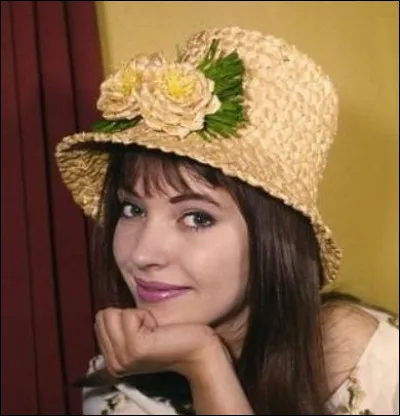 Icône de la Nouvelle Vague et muse de Jean-Luc Godard dans les années soixante, Anna Karina d'origine danoise était une actrice, chanteuse et auteure. Serge Gainsbourg avec qui elle tournera lui écrira une chanson dont le succès sera populaire. D'après-vous A ou B ?