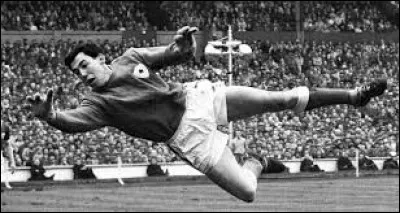 Gordon Banks, footballeur anglais, mort à 81 ans le 12 février 2019, a été gardien de but de l'équipe nationale pendant dix ans : il a ainsi avec l'équipe d'Angleterre, remporté la coupe du monde en ...