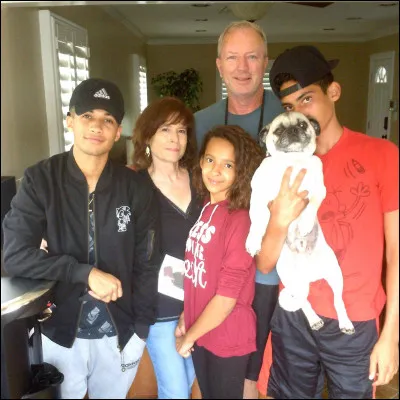 Comment s'appellent les parents adoptifs de Jordan ?