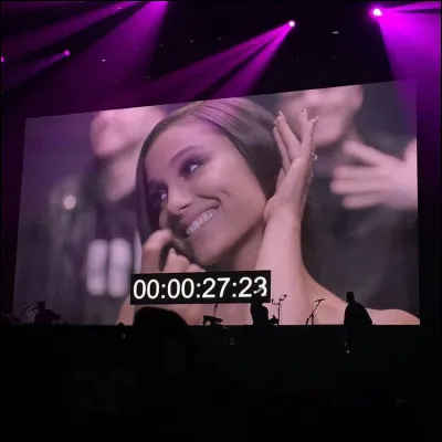 Avec quelle chanson clôture-t-elle chaque show du Swt ?