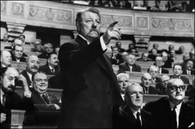 Ma vie sentimentale fut extrêmement brève. Veuf, après onze ans d'une union parfaitement heureuse, il ne m'est jamais venu à l'idée de me remarier. Durant les quarante années qui ont suivi je me suis toujours adressé aux maisons closes et aux théâtres subventionnés.