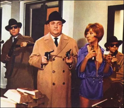 - À l'école il avait toujours le prix d'exactitude, et le prix de bonne camaraderie. Ah, les institutions, la notoriété, le prestige, tout est bafoué. Le roi s'endort, on dessoude le dauphin. Jolies manières ! Mais attention, hein, j'ai bon caractère mais j'ai le glaive vengeur et le bras séculier. L'aigle va fondre sur la vieille buse.
- C'est chouette comme métaphore, non ?
- C'est pas une métaphore, c'est une périphrase.
- Oh, fais pas chier !
- Ça c'est une métaphore !