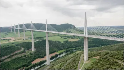 Dans quel département le viaduc de Millau est-il situé ?