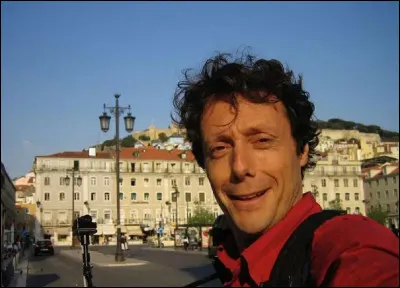 Quel est le nom de l'émission documentaire-voyage, animée et présentée par Antoine de Maximy ?