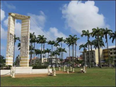 Quel est le nom de cette place principale de Cayenne ?