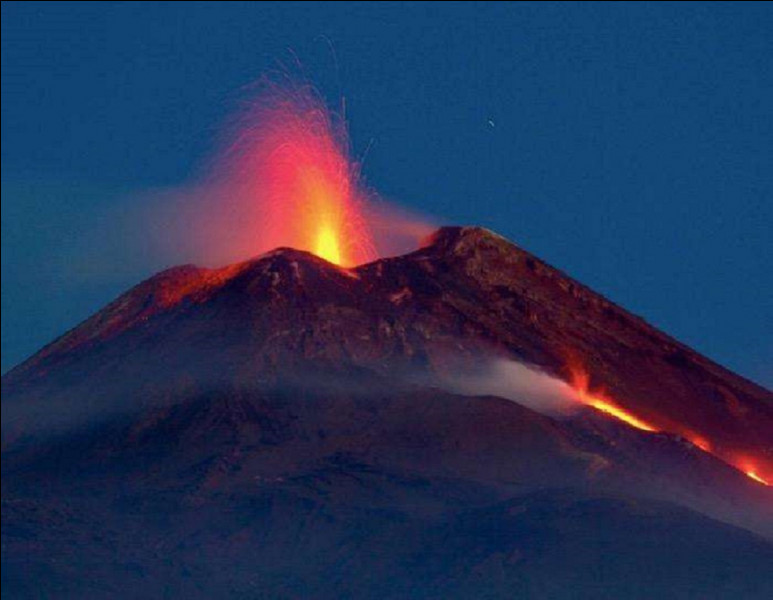 Quel volcan italien est entré en éruption ?