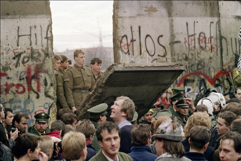 Commémoration de la chute du mur de Berlin en novembre. Depuis combien d'années est-il tombé ?