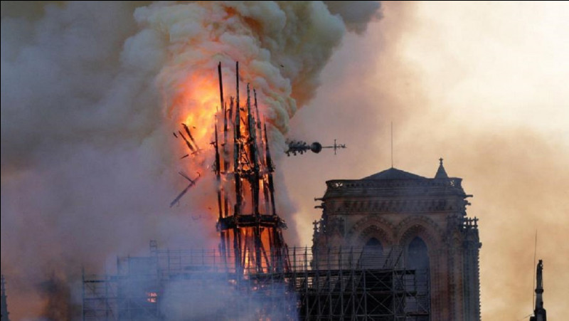 Le 15 avril un incendie détruit en grande partie la cathédrale Notre-Dame de Paris, qui avait construit la flèche ?
