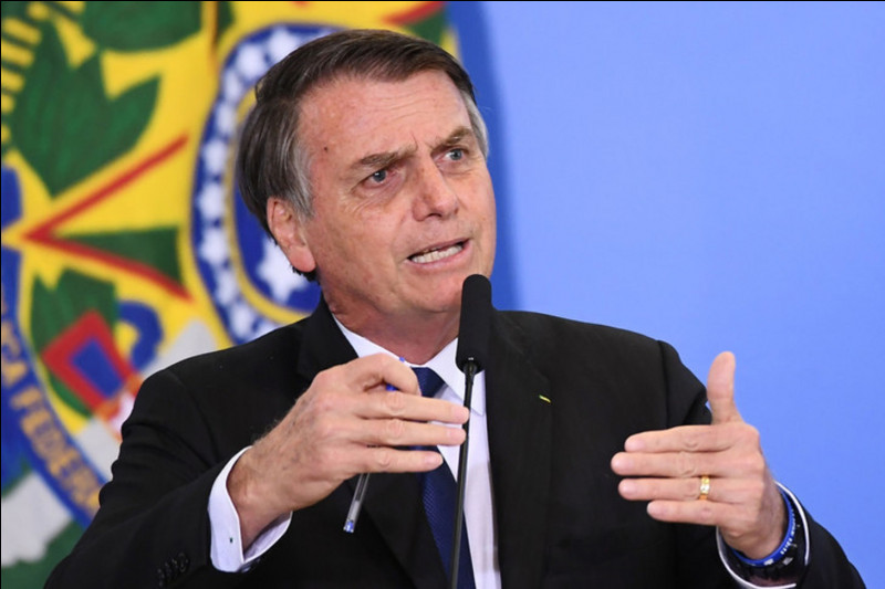 Investiture d'un président d'extrême droite au Brésil. Quel est son nom ?