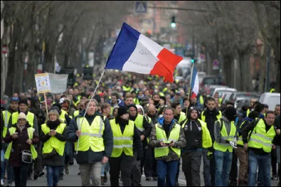 Les gilets jaunes manifestent et sont réprimés. Quelle arme non létale utilisée par les forces de l'ordre a été la plus controversée ?