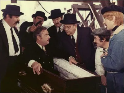 - S'il vous plaît Monsieur, où est l'argent ?
- Ah ! C'est l'éternelle question que tout le monde se pose !
- Si vous n'y répondez pas je vais être dans la désolation de vous assassiner. Je dis bien la "désolation", l'assassinat a quelque chose de brutal, donc d'extrêmement vulgaire, mais lorsqu'il s'agit de 10 millions nouveaux, les gens les mieux élevés font des choses vulgaires.