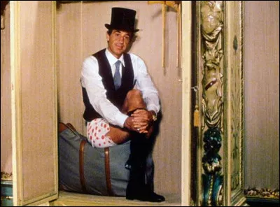 - Vous savez quelle différence il y a entre un con et un voleur ?
- Non.
- Un voleur, de temps en temps ça se repose.