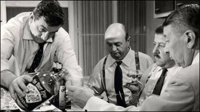 Mais moi, les dingues, je les soigne. J'm'en vais lui faire une ordonnance, et une sévère. J'vais lui montrer qui c'est Raoul. Au quat' coins de Paris qu'on va l'retrouver éparpillé par petits bouts, façon puzzle. Moi quand on m'en fait trop, j'correctionne plus : j'dynamite, j'disperse, j'ventile !