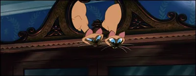 Comment s'appellent les deux chats siamois de la tante Sarah dans "La Belle et le Clochard" ?