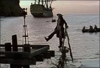 Dans cette scène, Jack Sparrow s'apprête à poser le pied sur le ponton de la ville de...