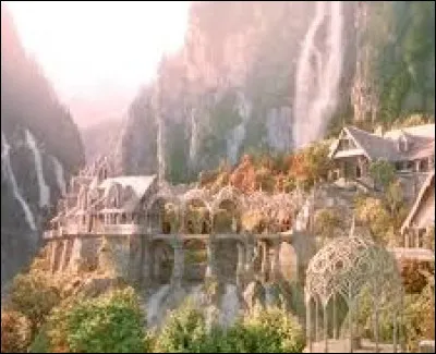 Dans "Le Seigneur des anneaux", quelle cité est habitée par des elfes ?