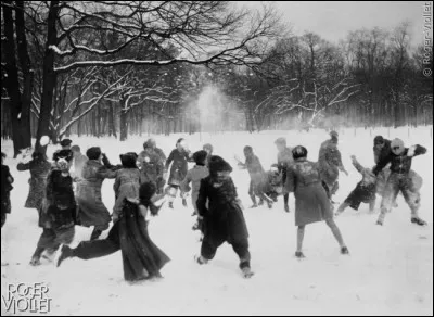 Cette photo date de 1935 : elle montre des adolescents qui se livrent à une guerre de balles de neige dans cet ancien terrain de chasse des rois de France. On y voit quelques bérets classiques et même quelques jambes s'amuser dans ce qui est l'un des poumons de la capitale.
Nommez ce qui est le plus vaste lieu de détente de l'ouest parisien.