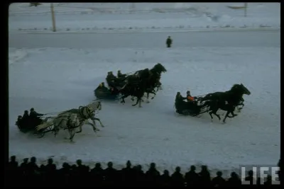 Les premières compétitions de la troïka ont eu lieu en 1840 : celle que l'on voit date de 1959. Ce moyen de transport est apparu au XVIIe siècle.
La troïka est largement utilisée dans les images, la musique et la littérature traditionnelles : quel est l'endroit où ces courses sont organisées ?