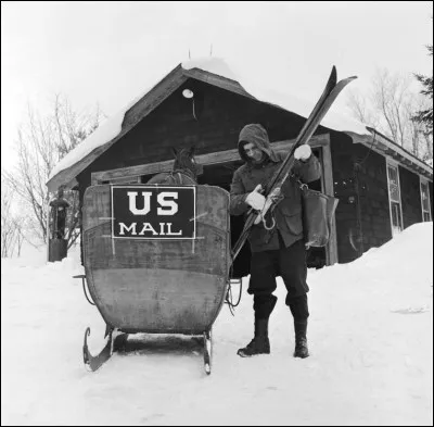 Juste un peu au sud de chez moi, au pays de l'oncle Trump. Un brave facteur, il y a 70 ans, partait livrer son courrier avec un traîneau tiré par des chevaux. J'imaginais à quel point il devait être reçu chaleureusement.
Pour quelle municipalité et dans quel état cet employé des Postes américaines est-il responsable du courrier ?