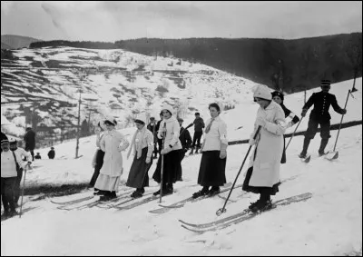 Le document date de février 1910 et on y voit des femmes qui participent à une compétition de ski. Avec leur longue jupe, cela ne sera pas facile. Elles étaient bien avant leur époque et les véritables compétitions de ski (FIS) débutèrent des décennies plus tard.
Trouvez cette station qui attira les premiers skieurs, patineurs sur leur lac gelé : la station devint vite un rendez-vous mondain.