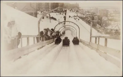 Glissade plus que centenaire, surplombant le fleuve St-Laurent, adjacente au Château Frontenac, l'hôtel le plus photographié au monde : 90% des glisseurs sont touristes et cette attraction est la destination précise sur la liste de plusieurs.
Nommez cet endroit, érigé en l'honneur du gouverneur du Canada en 1884, un certain lord : une partie d'Amérique où les Américains se pensent en Europe.