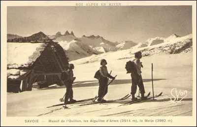 Photo du bonheur datant des années 30, on dirait, à quelques détails, qu'elle a été prise hier tellement qu'on s'y sent bien. On voit l'un des chalets du plateau de la Toussuire, ceci avant la construction de la station.
Quel est ce paradis, facilement accessible, où la vue est superbe, bien placé pour les couchers de soleil et où la descente peut se faire en 30 min. ?