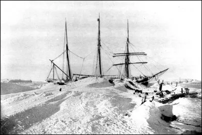 Ici, c'est l'hiver à l'année : on est en 1902. Ce navire, le Gauss, construit en Allemagne pour résister à de telles conditions d'expédition, est resté coincé après une tempête de neige d'une intensité imprévue. 
Où se trouvait ce bateau qui faisait partie d'une expédition menée par Eric von Drygalski, lors du premier voyage allemand vers cette région ?