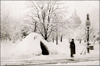 Document unique datant de 1888 : photo historique aussi, après l'un des blizzards les plus graves de l'histoire américaine, il y a eu jusqu'à 147 cm de neige par endroit. Cet officier déneige un peu, avec le Capitole des États-Unis en arrière-plan : il a un abri pour la prochaine poudrerie. 
Merci d'avoir voyager à travers le temps, avec moi : quel était ce dernier arrêt ?