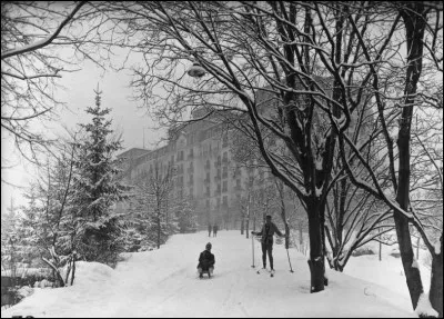 Photo prise vers 1920 : des skieurs posent devant Le Majestic. La situation géographique de cet hôtel, construit en 1913, entre les massifs des Aiguilles rouges et le mont Blanc, a fait sa fortune.
Quel est cet endroit magique qui affiche ''une longue tradition de séjours sportifs et de villégiature mondaine pour amateurs fortunés venant profiter de la haute montagne avec des guides locaux'' ?