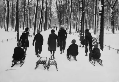 Déjà à l'époque, c'était le parc du centre-ville le plus populaire : bel endroit pour aller glisser et l'on voit des enfants qui marchent avec des traîneaux. Au XVIe siècle, c'était une forêt et l'endroit idéal pour chasser le cerf. C'est quand même drôle de voir la dame assise sur un banc enneigé, les jambes à l'air.
Où étaient ces gens ?