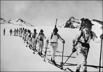 La légende qui accompagne la photo précise qu'il s'agit de l'armée en manoeuvre dans la neige : ces troupes eurent beau se préparer, elles n'avaient pas l'avantage géographique.
Où ces troupes s'entraînent-elles, équipées de leurs lunettes rondes d'alpiniste et de leur chapeau tyrolien ?