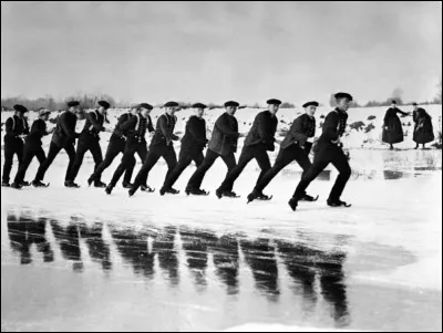 Photo prise en janvier 1929, l'habillement traditionnel des 2 dames à droite devrait vous aider à géolocaliser l'endroit. Les patins sont plutôt rigolos, ne trouvez-vous pas ?
Nommez ce pays où la topographie prédispose au patinage (et au vélo) et où on patinait abondamment dans les canaux, jadis.