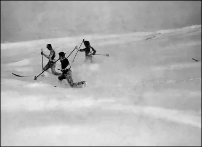 Ils sont en plein milieu d'une course où ils utilisent le télémark.
Situez ces fondeurs de 1922, qui concourent sur une paroi, un versant raide dans les monts des Géants, où l'on trouve la Sniejka, la plus haute montagne du pays et de la République tchèque.