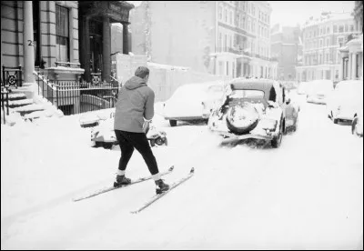 Le 29 mai 1962, il a neigé un bon 15 cm : à cette date et à cet endroit, qu'on peut reconnaître grâce aux immeubles et aux véhicules, faut avouer que c'est assez rare. 
Où skiait ce téméraire qui se faisait tirer par une voiture dans le district d'Earl's Court ?