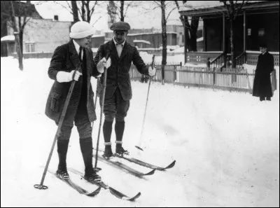 Photo plus que centenaire et pourtant, 50 ans après, l'équipement disponible n'avait pas changé mais l'habillement oui. Je me souviens des bâtons en bambou et des skis en bois qu'il fallait goudronner et cirer.
Sur les pistes de cette métropole, la tuque a triomphé des calottes et on ne skie plus en chemise blanche. Il faut trouver où ils sont et ce n'est pas au mont Royal.
