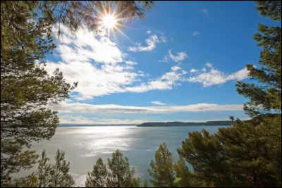 Véritable lagune côtière, c'est le second plus grand étang salé d'Europe, situé dans les Bouches-du-Rhône, il communique avec la mer Méditerranée par le canal de Caronte, quel est son nom ?